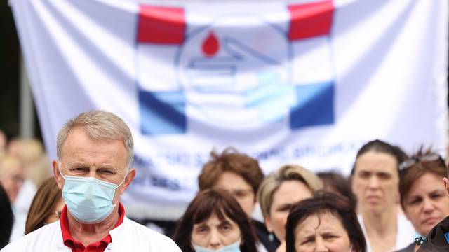 Zagreb: Brojni medicinski djelatnici prosvjedovali ispred KB Dubrava
