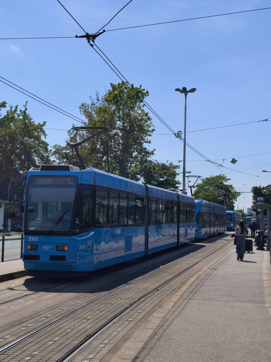 FOTO Kaos u Zagrebu: Teretnjak je oštetio tramvajsku mrežu