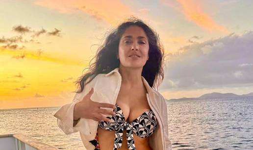 Kakvo tijelo Salma (58) ima! U mini bikiniju pozirala za časopis