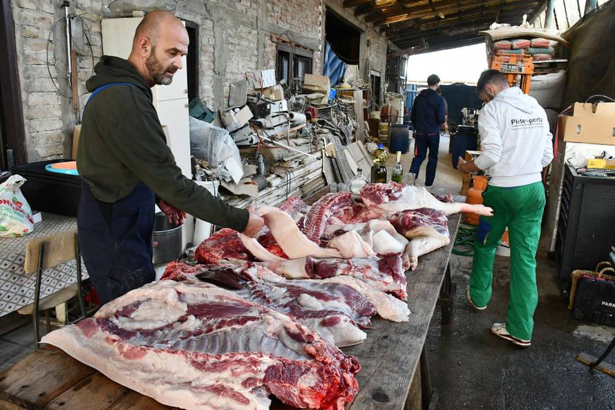 Ekipa 24sata na slavonskom kolinju: Vatra, krofne, rakijica i tajni recept za najbolje kobasice