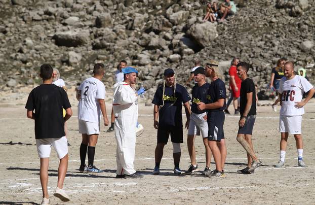 ARHIVA: Utakmica na dnu isušenog Modrog jezera koje danas doseže rekordan vodostaj