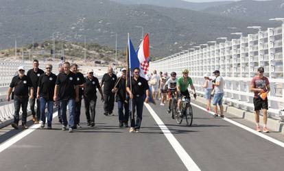 Veselje pri otvaranju Pelješkog mosta, 'pao' je i prvi poljubac