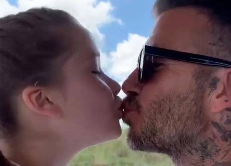 David Beckham opet ljubi kći u usta: Odvratni ste, prečudno je