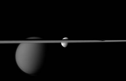 Cassini je snimio dva mjeseca koji "režu" Saturnov prsten
