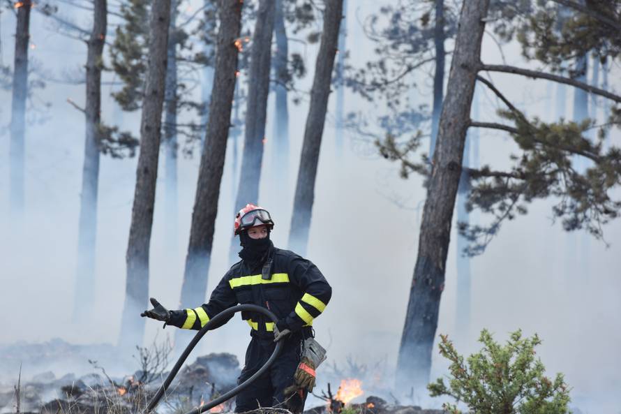 Evakuirali stanovnike sela kod Drniša: 'Ovo je velika nesreća'