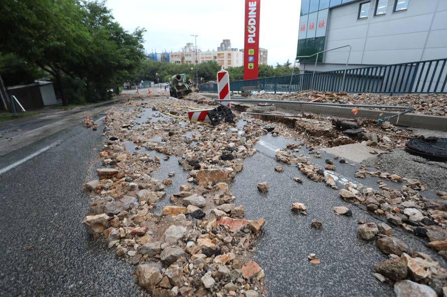 Rijeka: Zemja i kamenje na cesti u Vukovarskoj ulici
