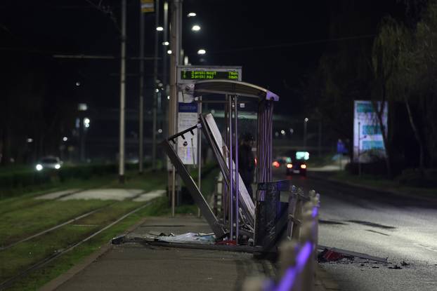 Prometna nesreća u Zagrebu, automobilom se zabio u tramvajsku stanicu