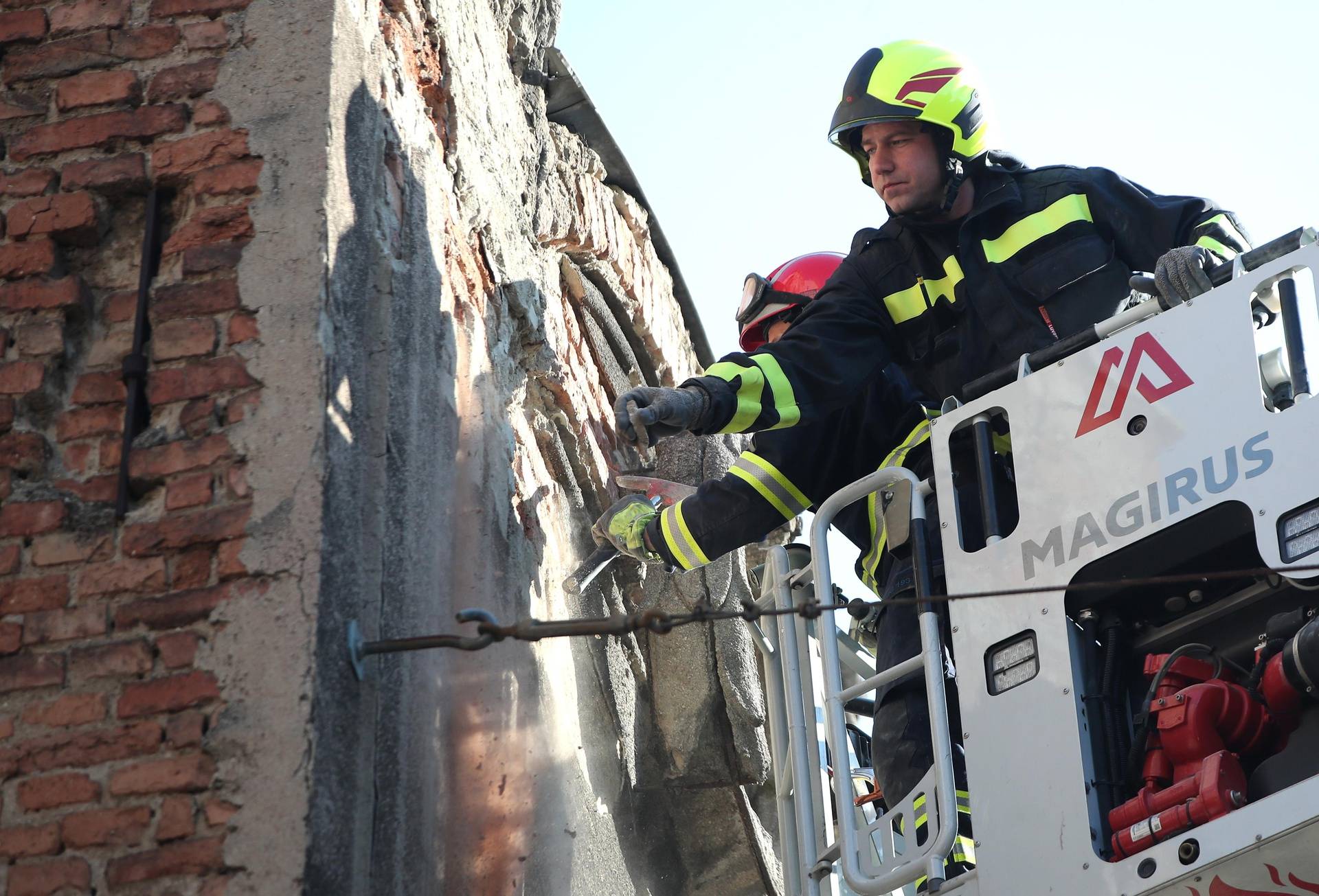 Zagreb: Vatrogasci u Ilici ruše dijelove fasada sa zgrada koji prijete prolaznicima najprometnije ulice