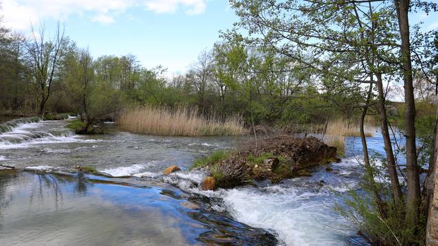 Priroda uz rijeku Mrežnicu  u proljetnim bojama