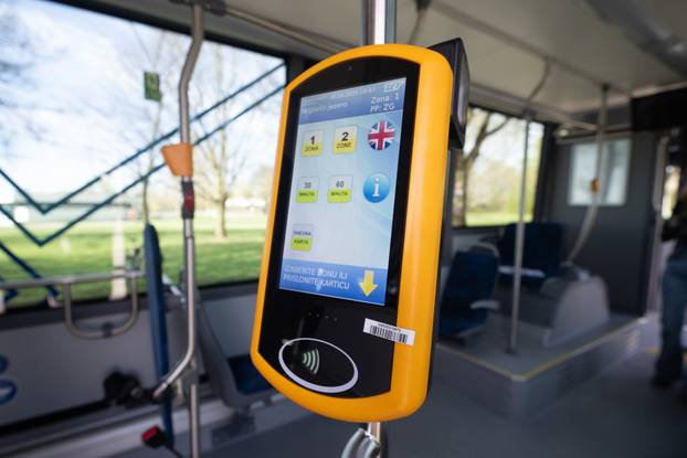 Zagreb: Tomislav Tomašević i suradnici predstavili prvi električni autobus namijenjen za javni prijevoz