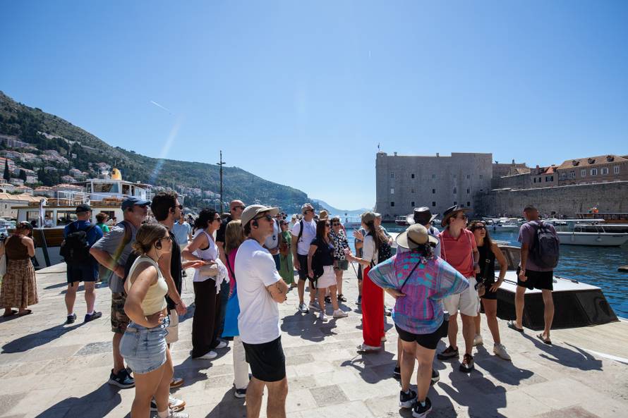 Visoke temperature i turističke gužve u Dubrovniku