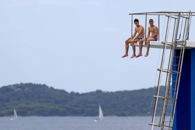 Zadar: Velik broj kupača na plaži Kolovare