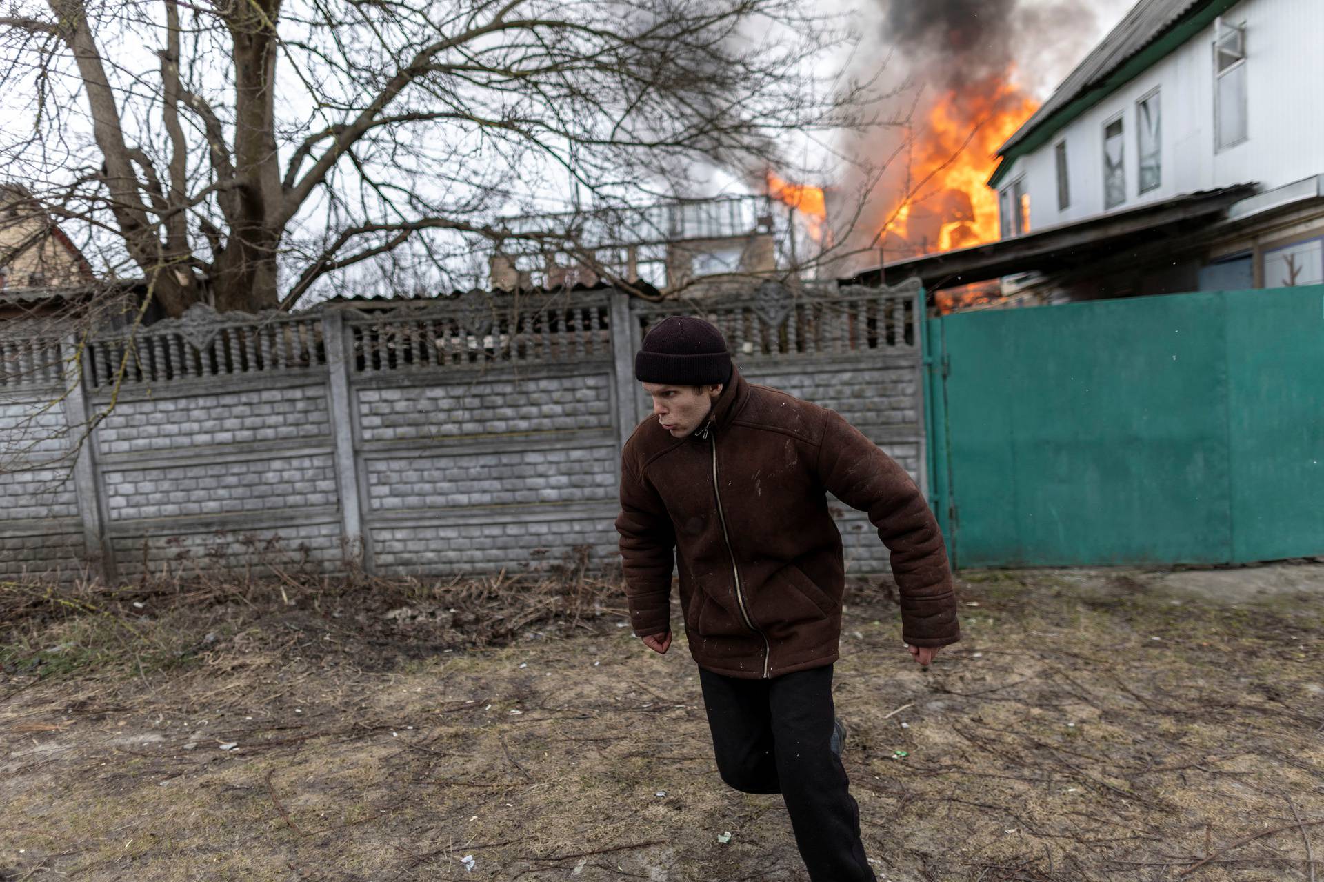 Russian troops advance toward the capital of Kyiv in Irpin