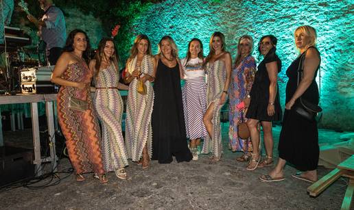 FOTO Karlobag zasjao u znaku mode i glazbe: Duchess revija i koncert Nine Badrić na Fortici