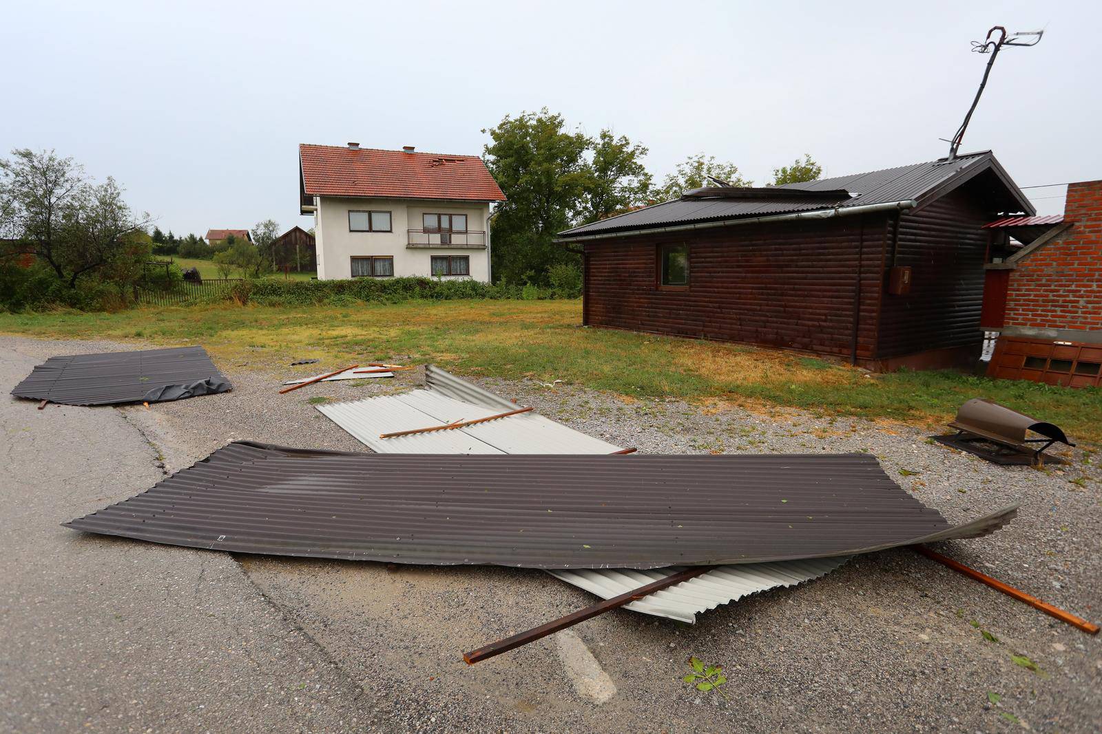 Snažno nevrijeme pra?eno kišom i olujnim vjetrom protutnjalo je Karlovcem i okolicom