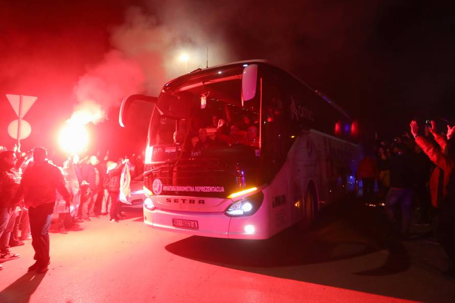 Brojni Karlov?ani pozdravili rukometaše na putu za Zagreb