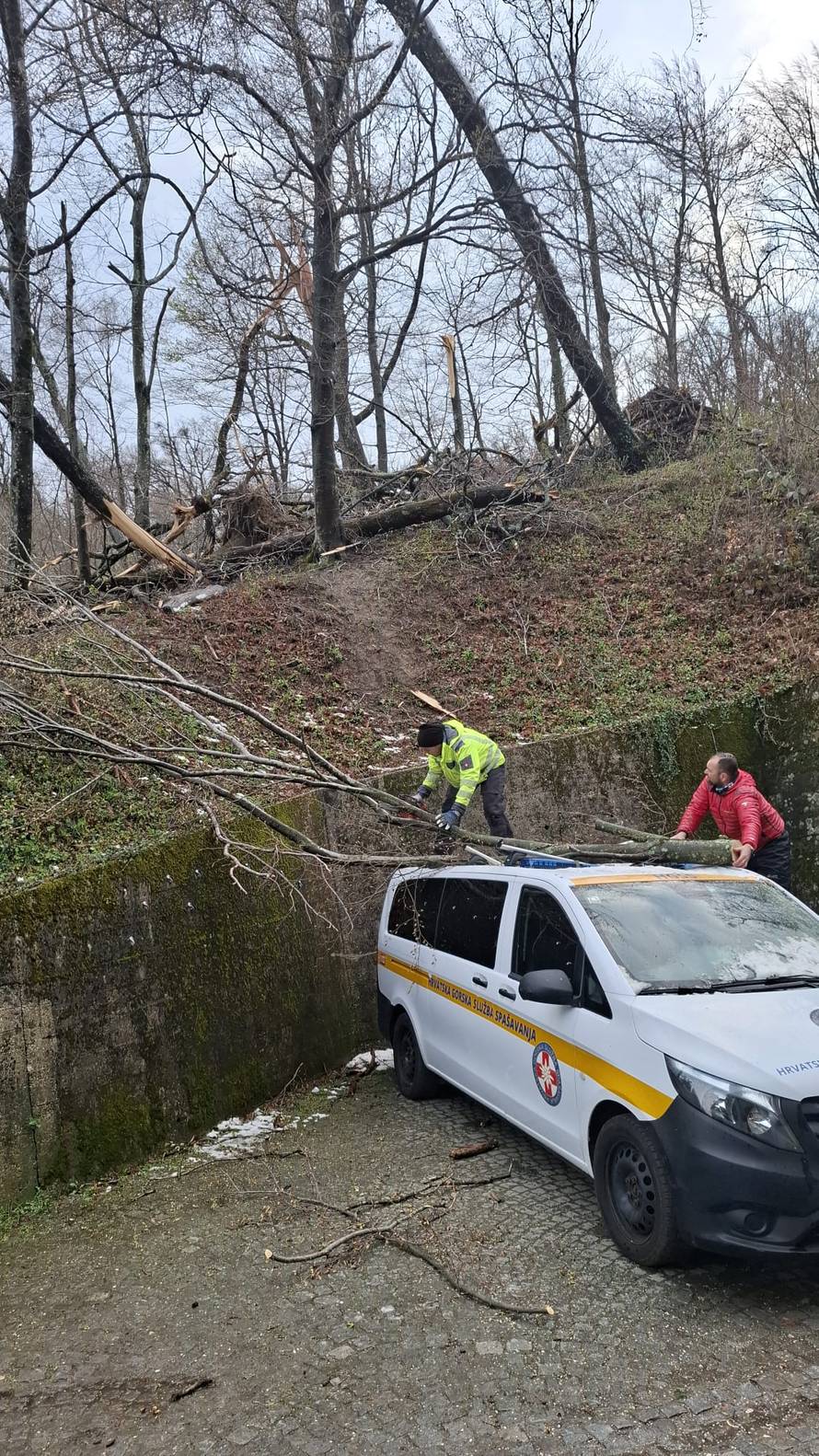 HGSS u nevremenu spašavao stranca kraj Delnica, spasili i planinara na Medvednici