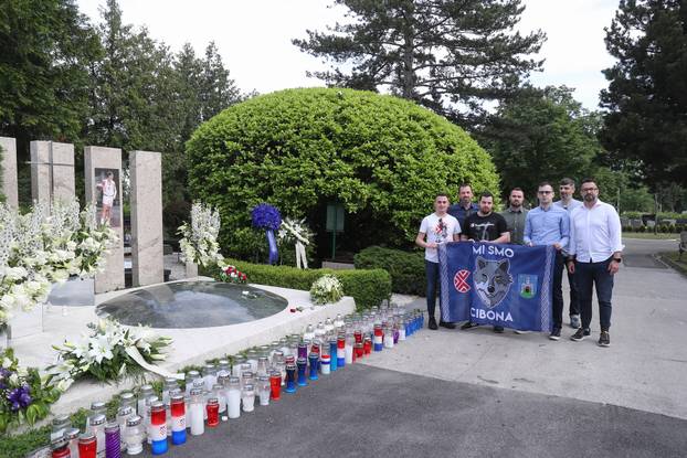 Zagreb: Prijatelji i bivši suigrači na groblju Mirogoj povodom obilježavanja 30. godišnjice od smrti Dražena Petrovića