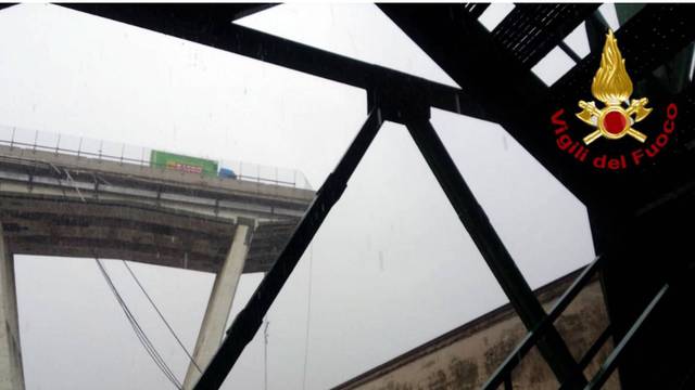 Najmanje 22 osobe poginule u kolapsu glavnog vijadukta u Genovi