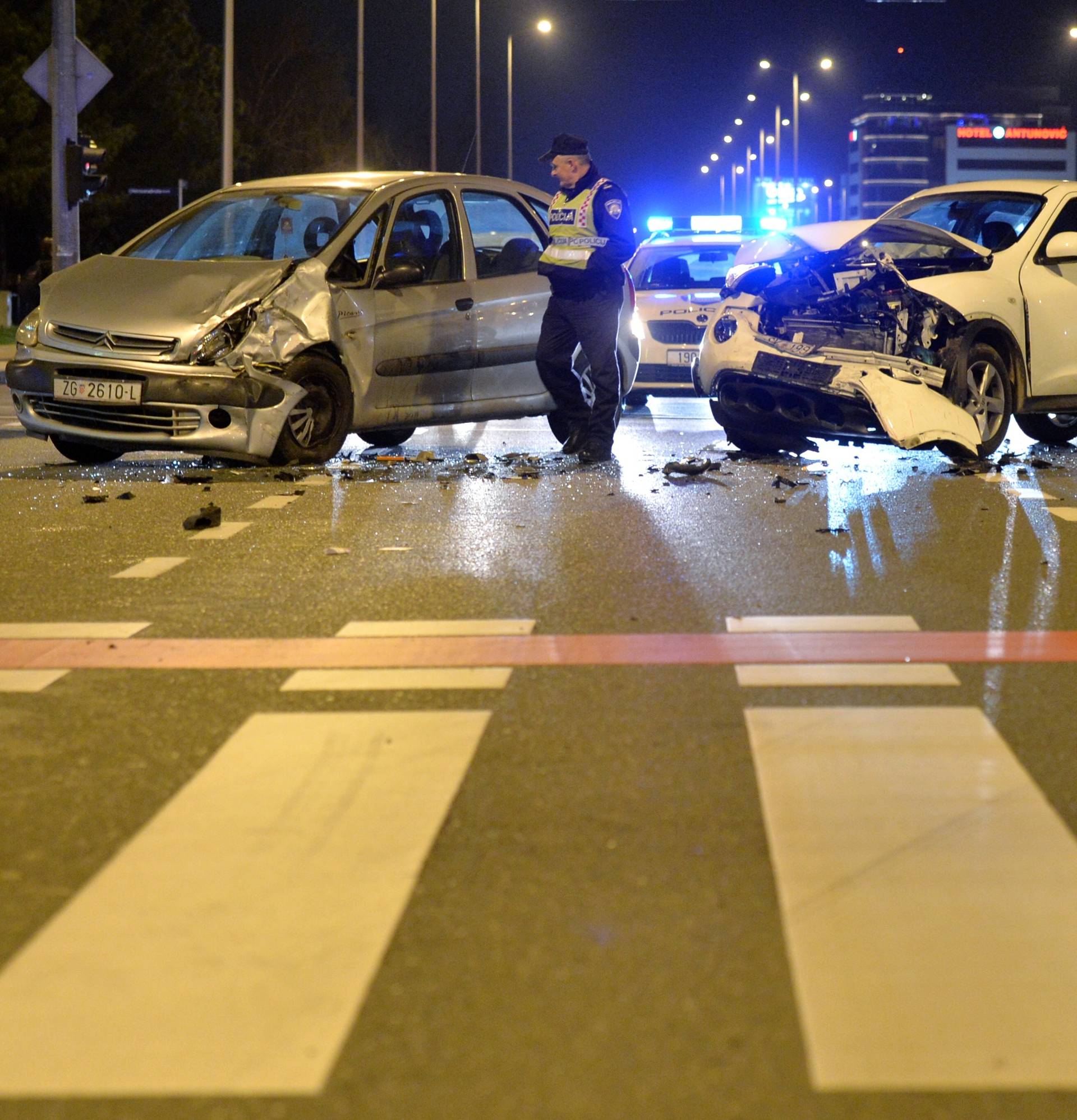 Jedna osoba ozlijeđena: Sudar 2 auta na križanju u Zagrebu