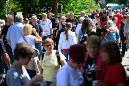 FOTO Veselo u Kumrovcu: Tisuće na obilježavanju rođendana Tita, stigao i Stjepan Mesić