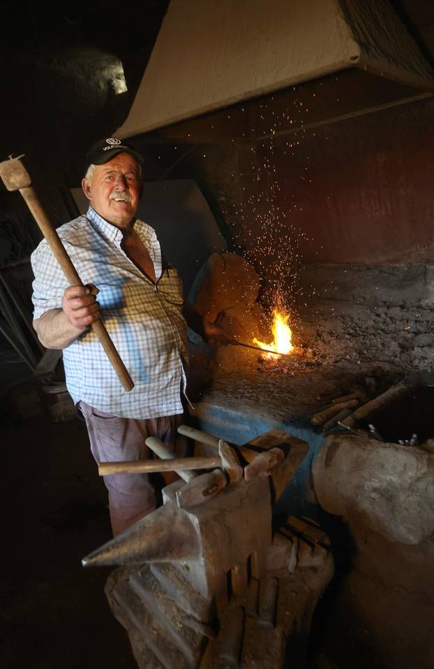Kovač Nediljko Nogalo iz Slivnog kod Imotskog