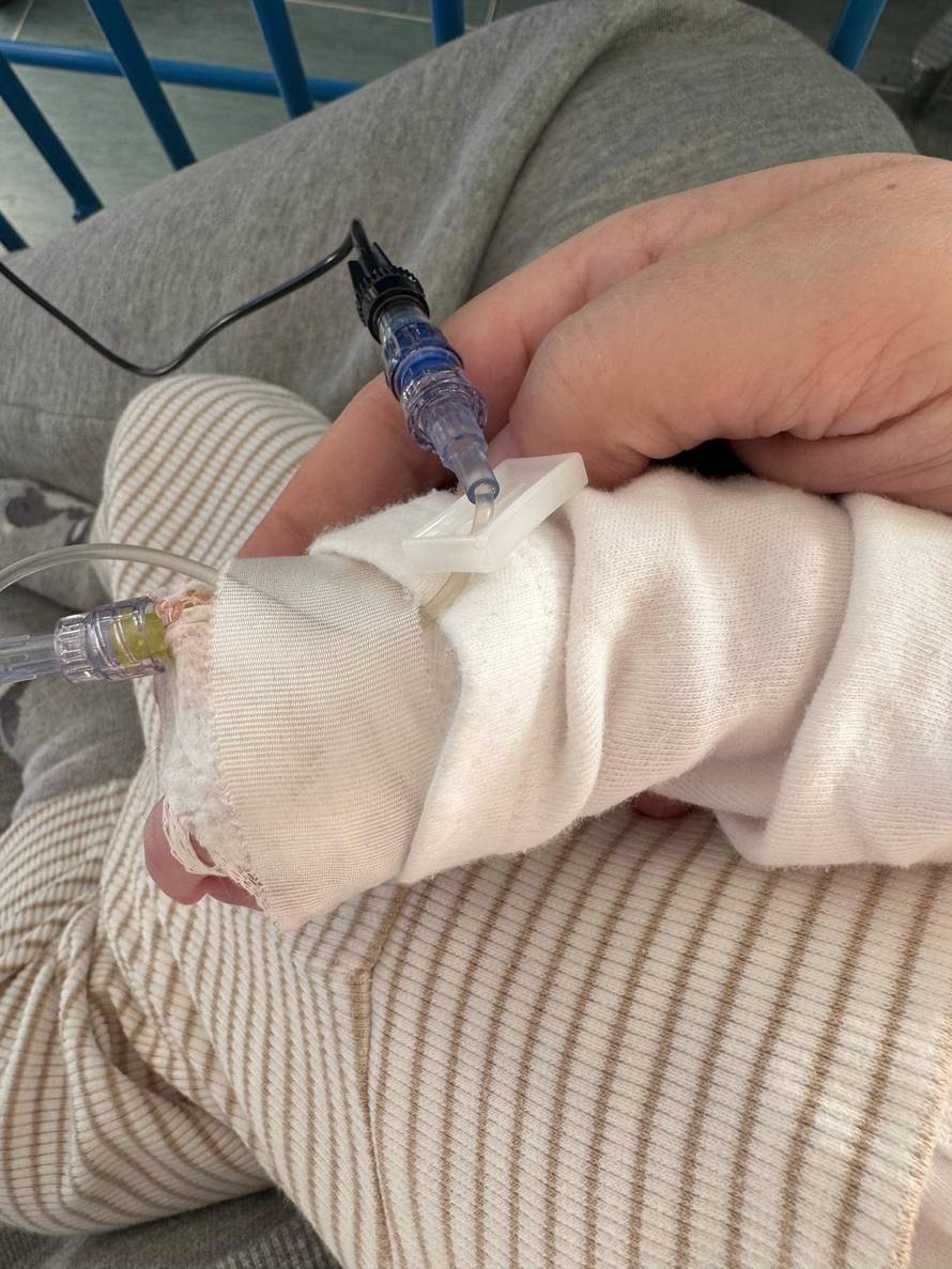 Potresno pismo majke s Brača: 'Liječnik je bebu s vrućicom 40,5 pustio kući. Imala je sepsu...'