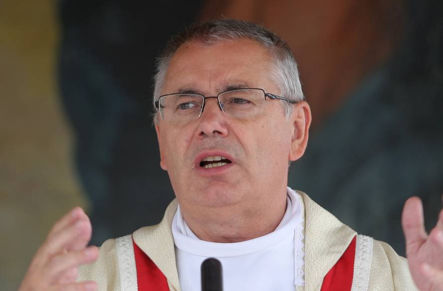 Svećenik: 'RH nije sekularna' Pravnici i teolozi: 'Čitaj Ustav'