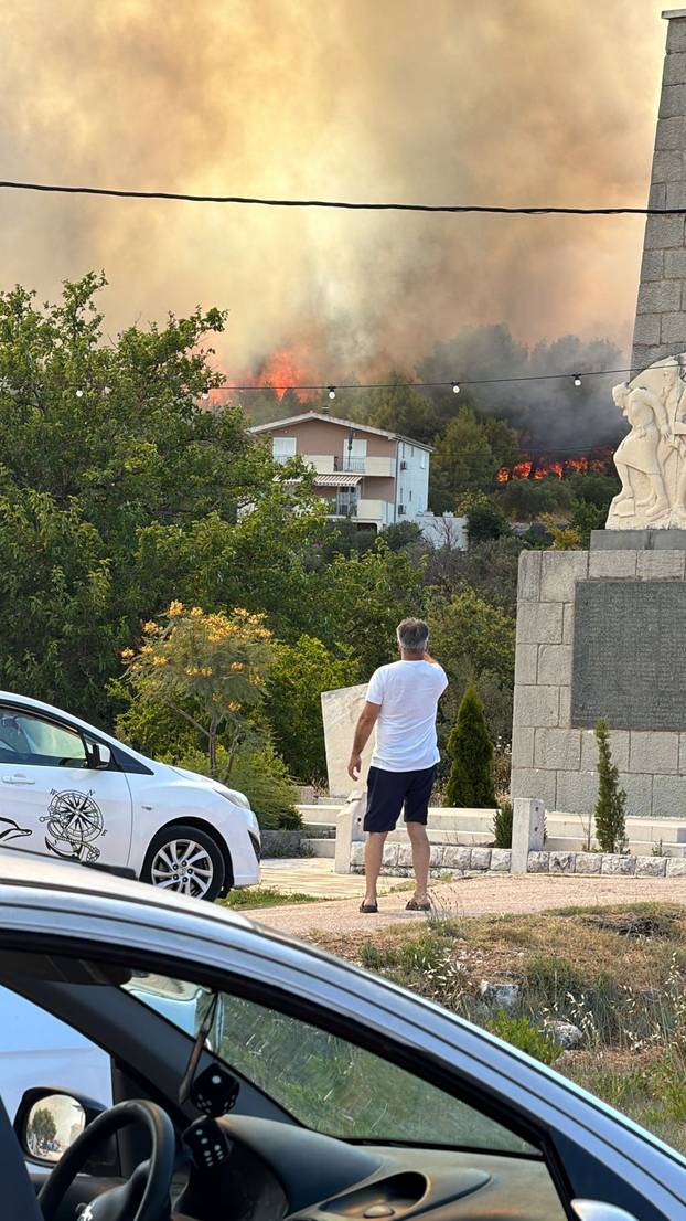 BUKTINJA U VINIŠĆU Vatrogasci spasili kuće od požara. Nebo kod Trogira prekrio je gusti dim