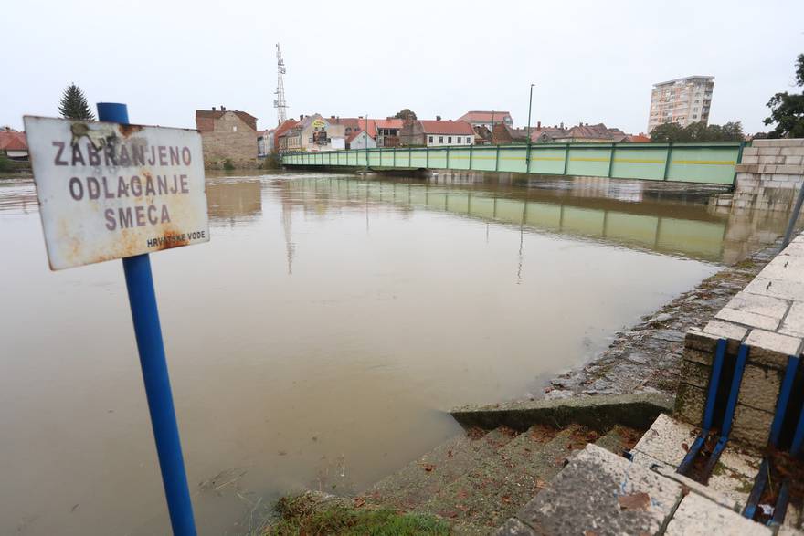 Karlovac: Visoki vodostaj rijeke Kupe, na snazi izvanredne mjere obrane od poplava