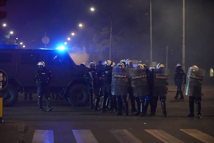 Policija i vojska suzavcima rastjerala okupljene prosvjednike u Novom Beogradu