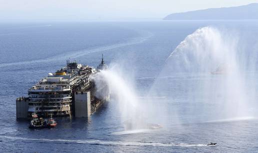 Uz pljesak i sirene Concordia krenula na svoj posljednji put