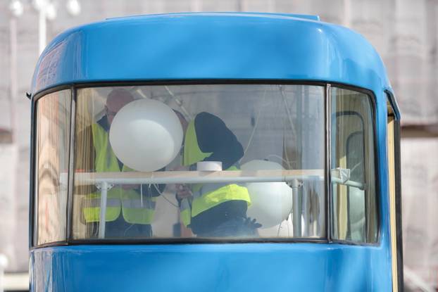 Zagreb: Na trgu postavljen stari tramvaj koji će se pretvoriti u svijetleću vremensku kapsulu