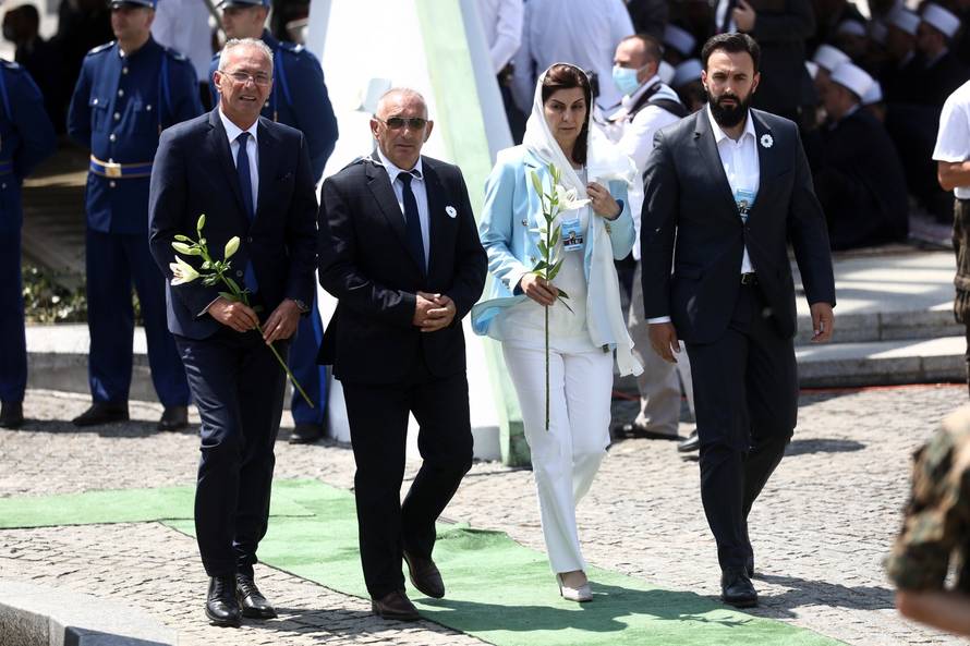 Brojne delegacije položile cvijeće u znak sjećanja na ubijene u genocidu u Srebrenici