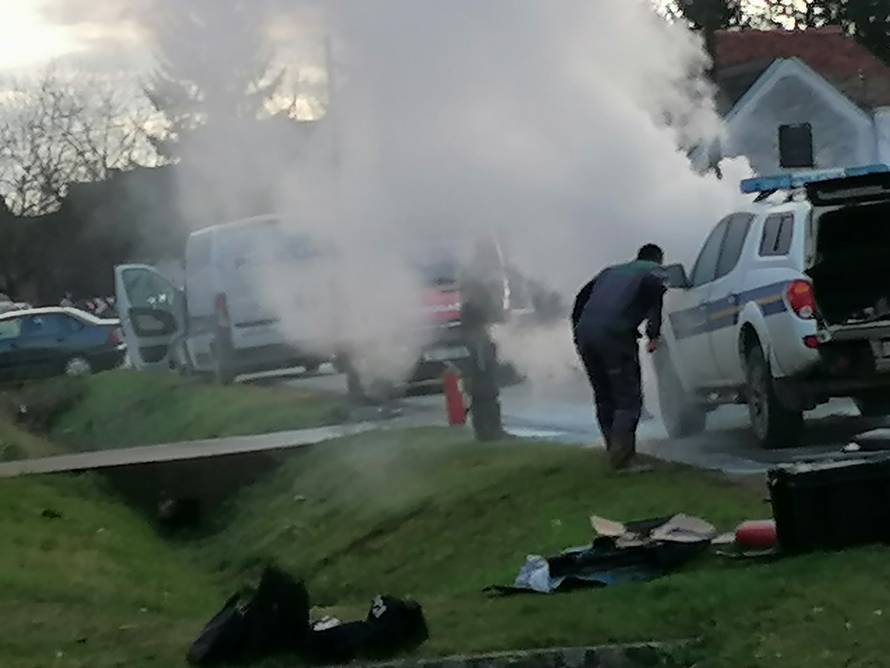 Policajci jurili po migrante pa im se usred vožnje zapalio auto