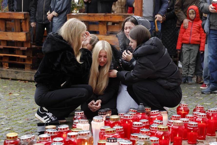 Novo Mesto: Suze i upaljene svijeće na mjestu na kojem je ubijen muškarac 