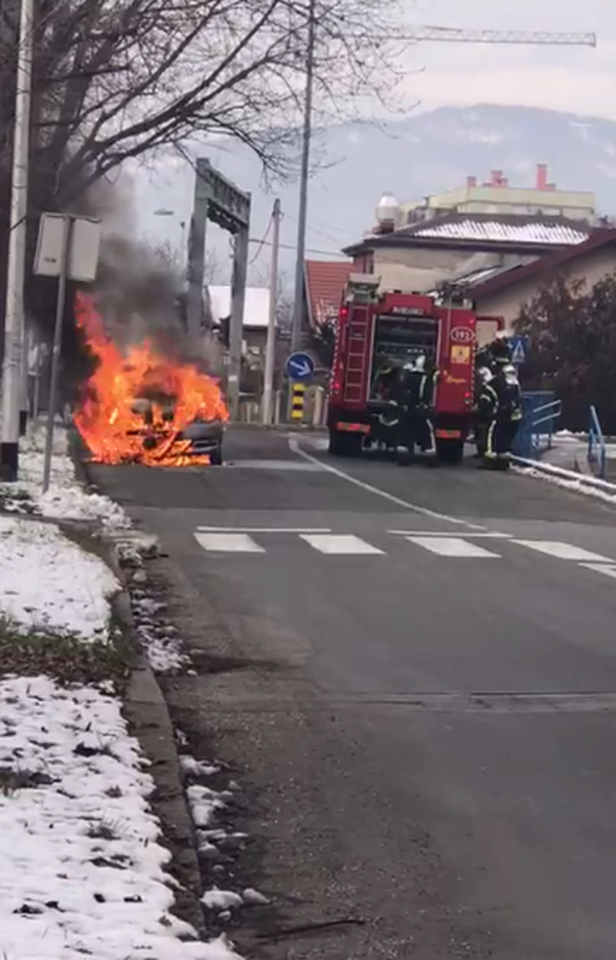 Video: Zapalio se auto u vožnji na zagrebačkim Srednjacima