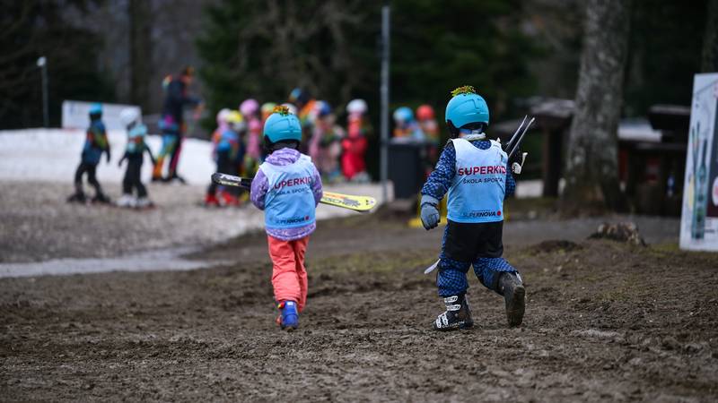 FOTO Jesu li među njima budući šampioni? Djeca na Sljemenu skijaju unatoč blatu i 'proljeću'