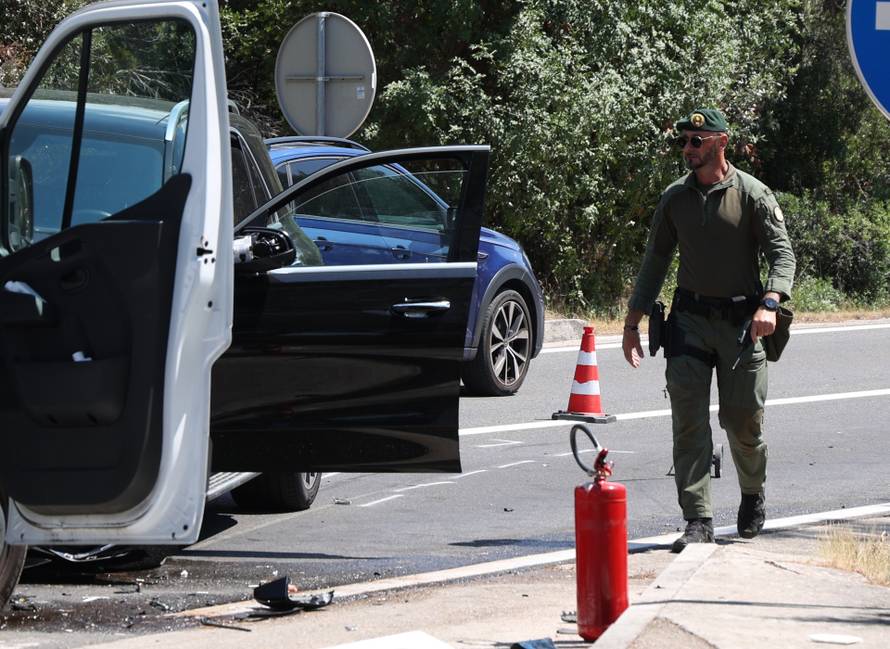 Šibenik: Sudar automobila i vozila saniteta kod Morinjskog mosta, šest osoba prevezeno u bolnicu 