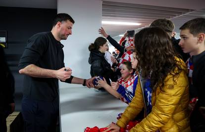 Navijači preplavili Arenu kako bi se fotografirali s Pešićem, Duvnjakom i Karačićem...