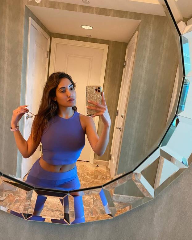 FOTO Chloe obožava vježbati yogu gola. Vježba  sama, ali i u društvu: 'Izazov za tijelo i um...'