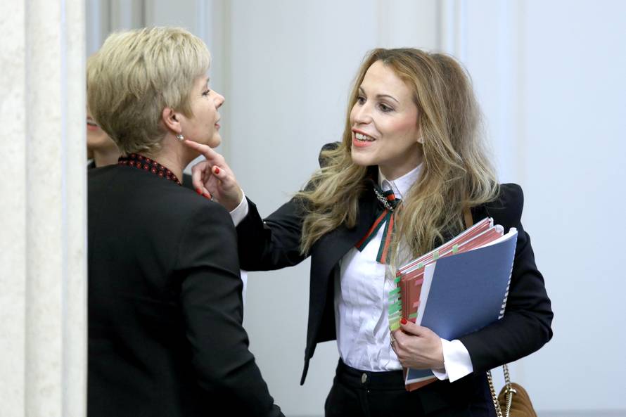 Zagreb: Kada si kolegice u sabornici meÄ?usobno poprave ??minku i pohale izbor nau??nica