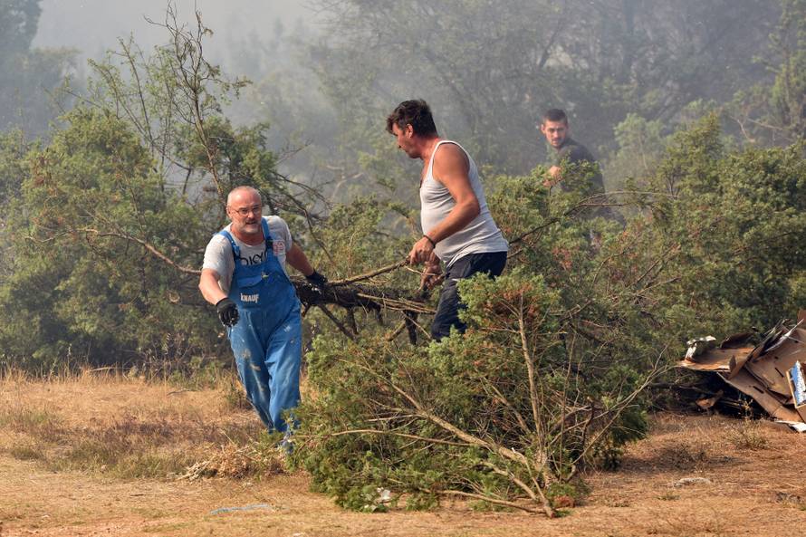Evakuirali stanovnike sela kod Drniša: 'Ovo je velika nesreća'