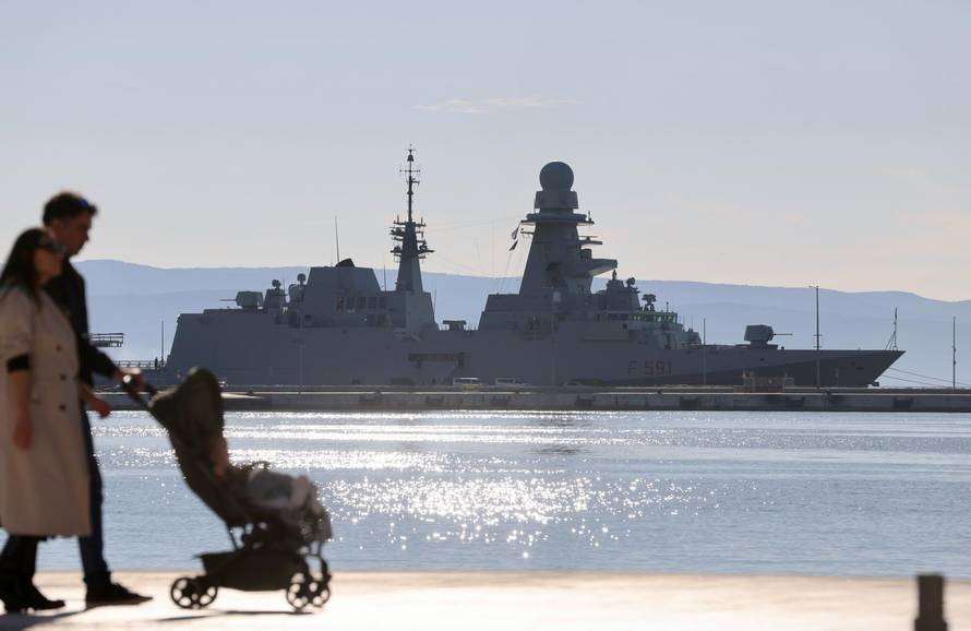 NATO-ov zapovjedni brod Virginio Fasan u splitskoj luci