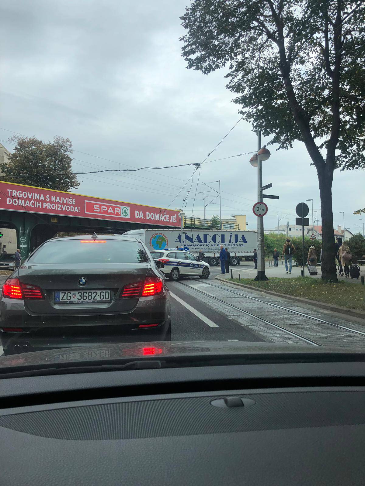Šleper potrgao žice u Savskoj: Ulica je opet puštena u promet