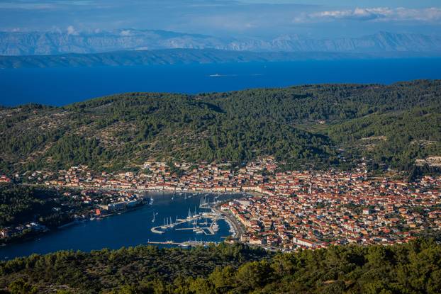 Vela Luka: Pogled na Vela luku sa okolnim brdima