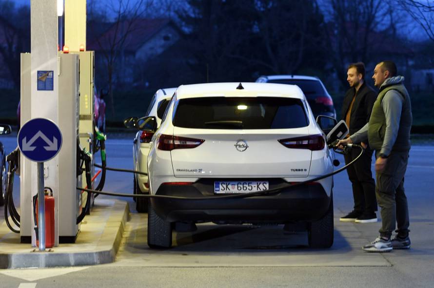 Sisčani pohrlili na benzinske postaje uoči poskupljenja 