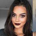 Jako tamne usne: Avangardna make-up igra bojom crnog vina