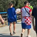 Na Thompsona sa zastavama i beretkama, a neki u štiklama: Pogledajte modne kombinacije