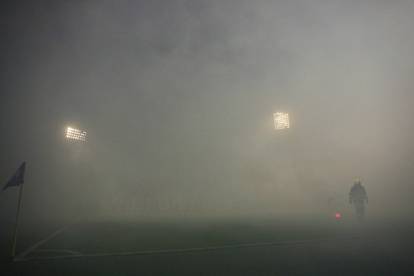 FOTO Torcida bakljama zasula teren Maksimira, letjele i do centra!? Evo što su im zaplijenili